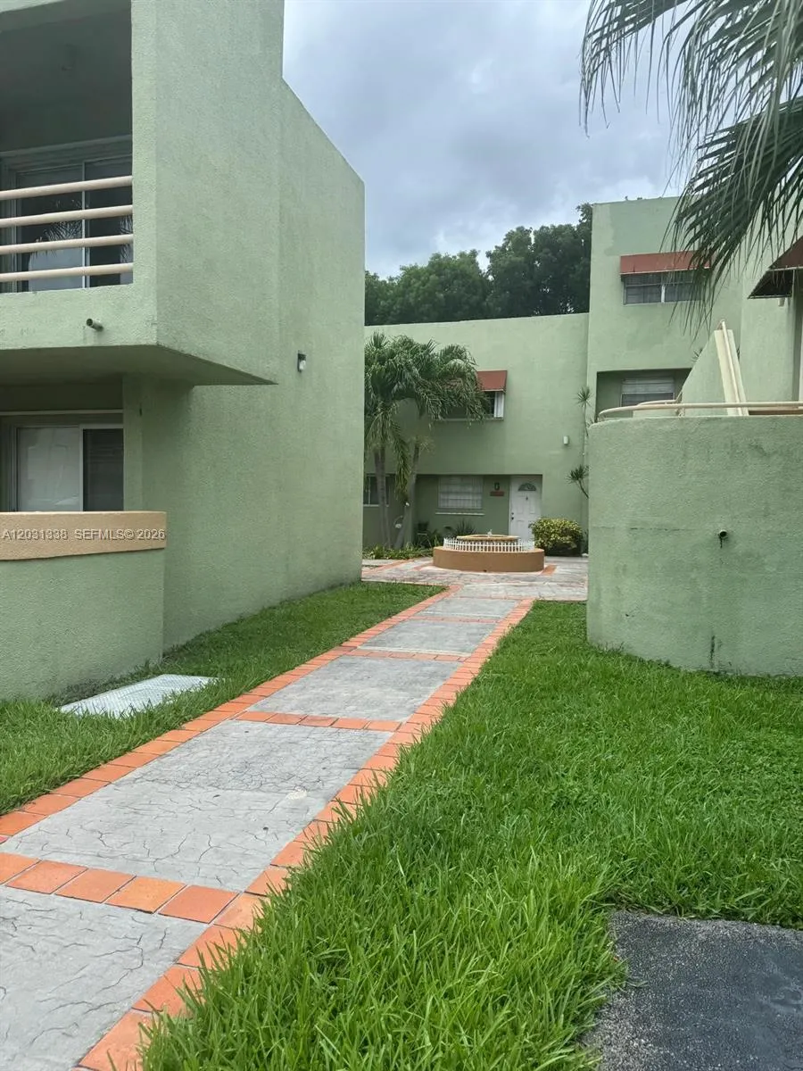 11173 NW 7th St # 18, Miami FL 33172
