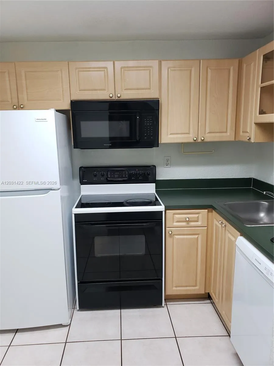 9310 Fontainebleau Blvd # 112, Miami FL 33172