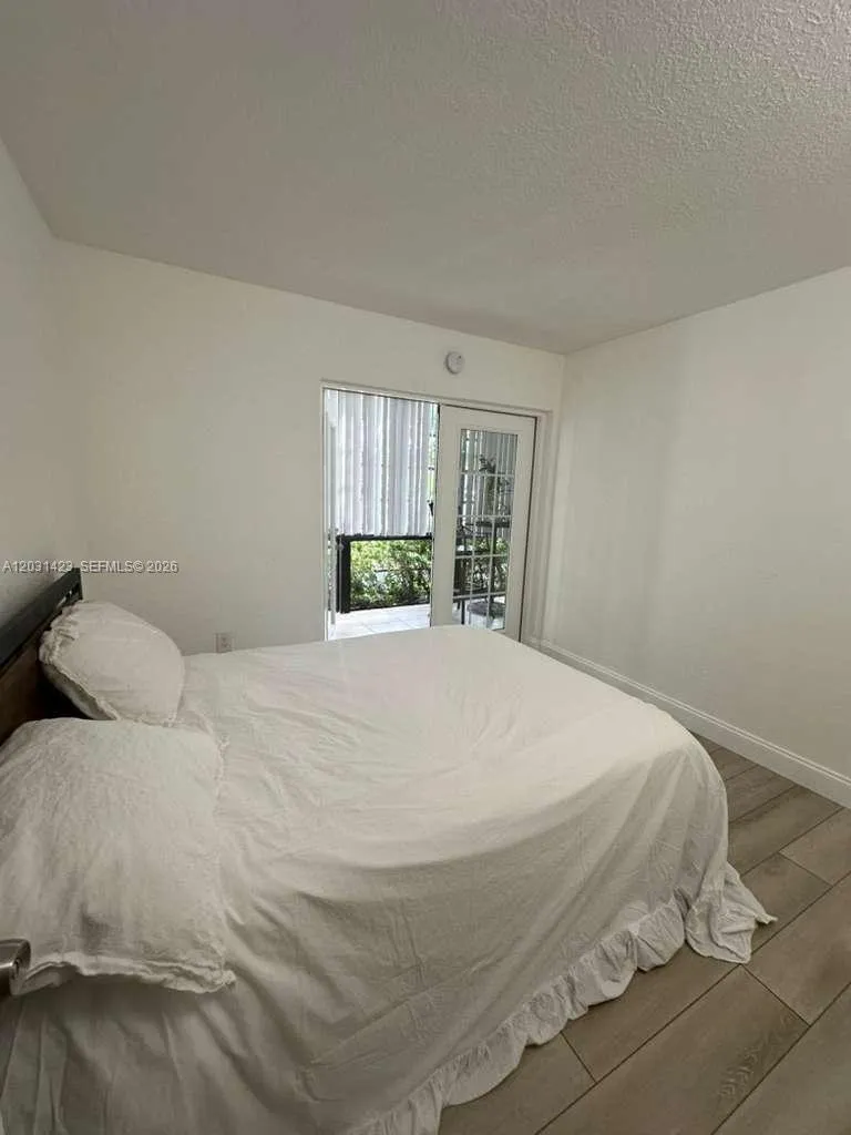 917 NE 199th St # 104, Miami FL 33179