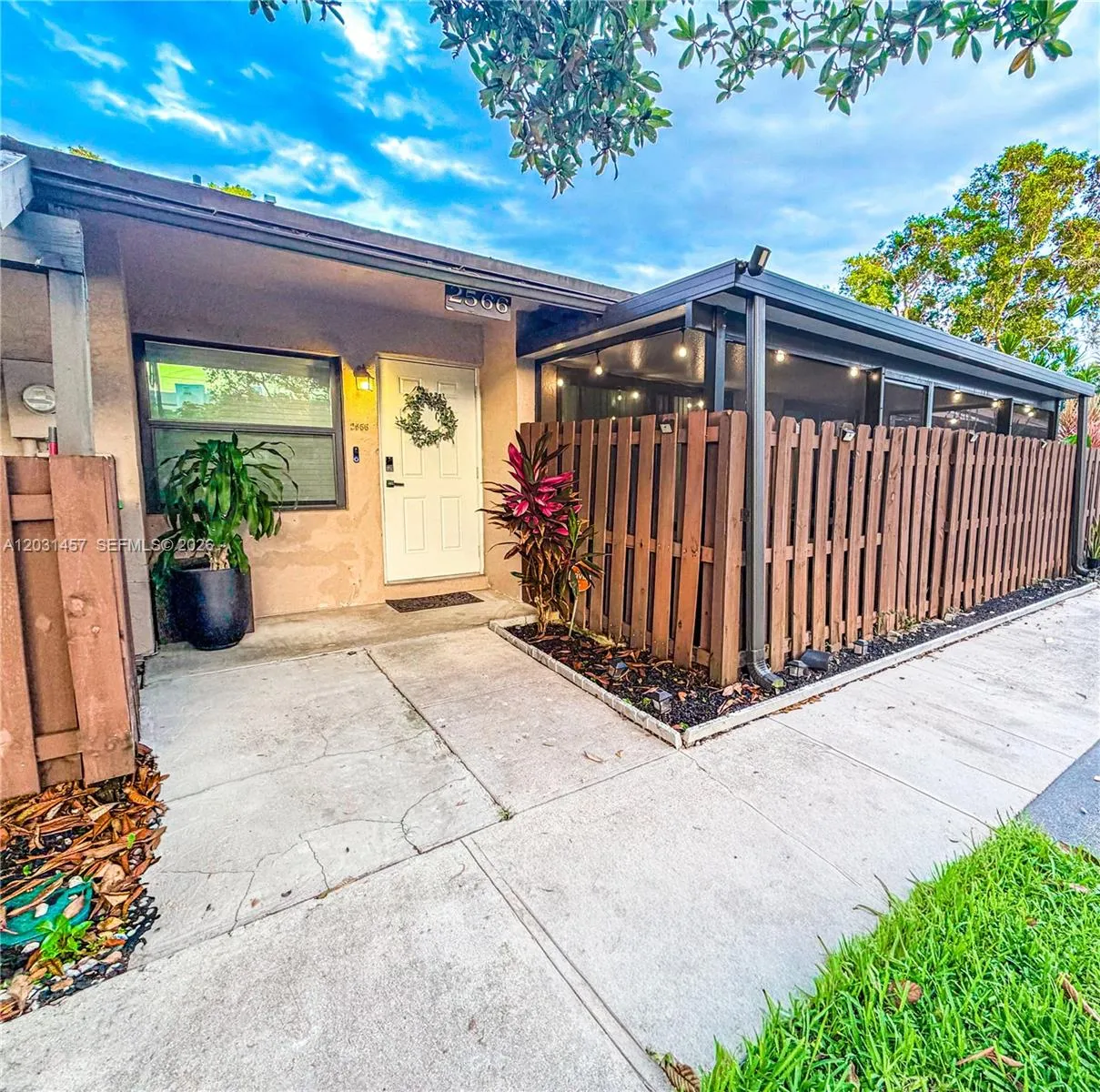 2566 N Nob Hill Rd, Sunrise FL 33322