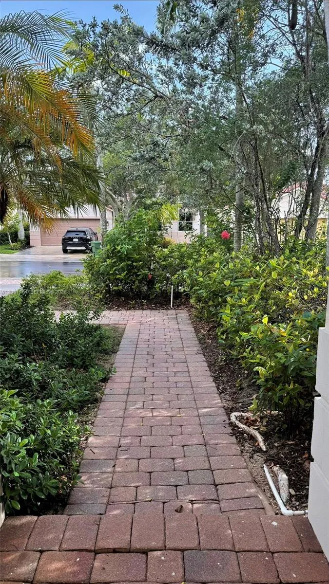 748 Tulip Cir, Weston FL 33327