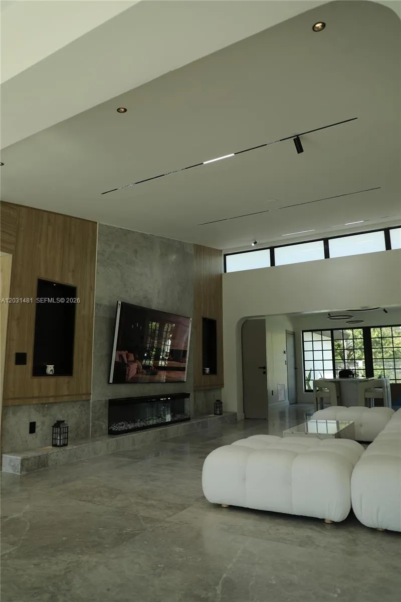 7850 Hawthorne Ave, Miami Beach FL 33141