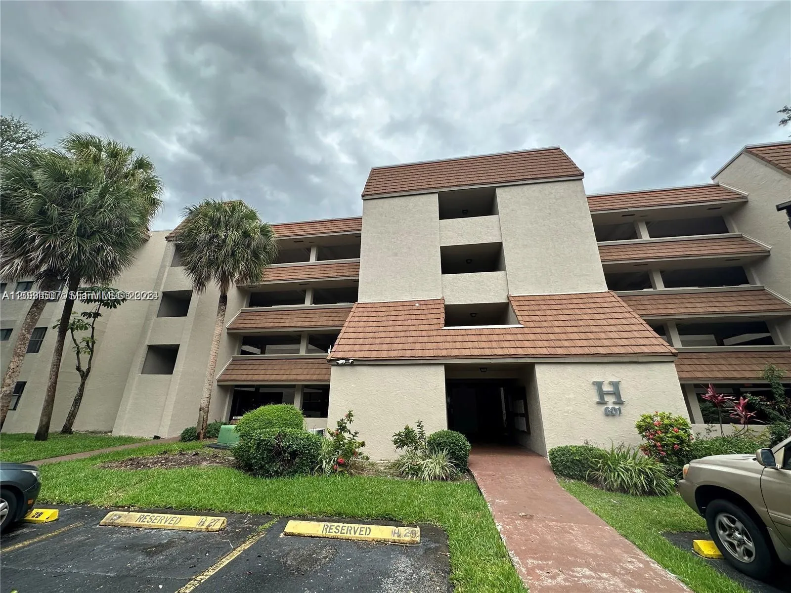601 Ives Dairy Rd # 8, Miami FL 33179
