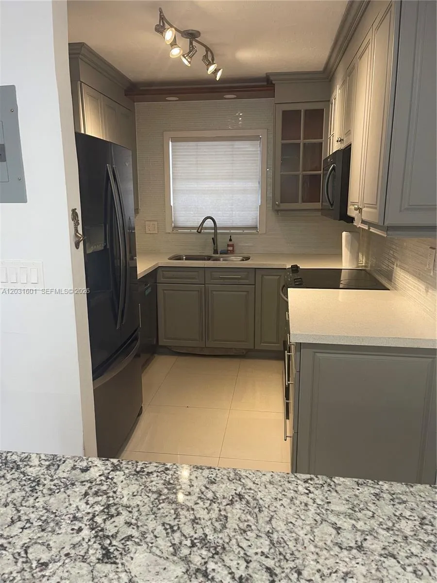 7505 SW 82nd St # 212, Miami FL 33143