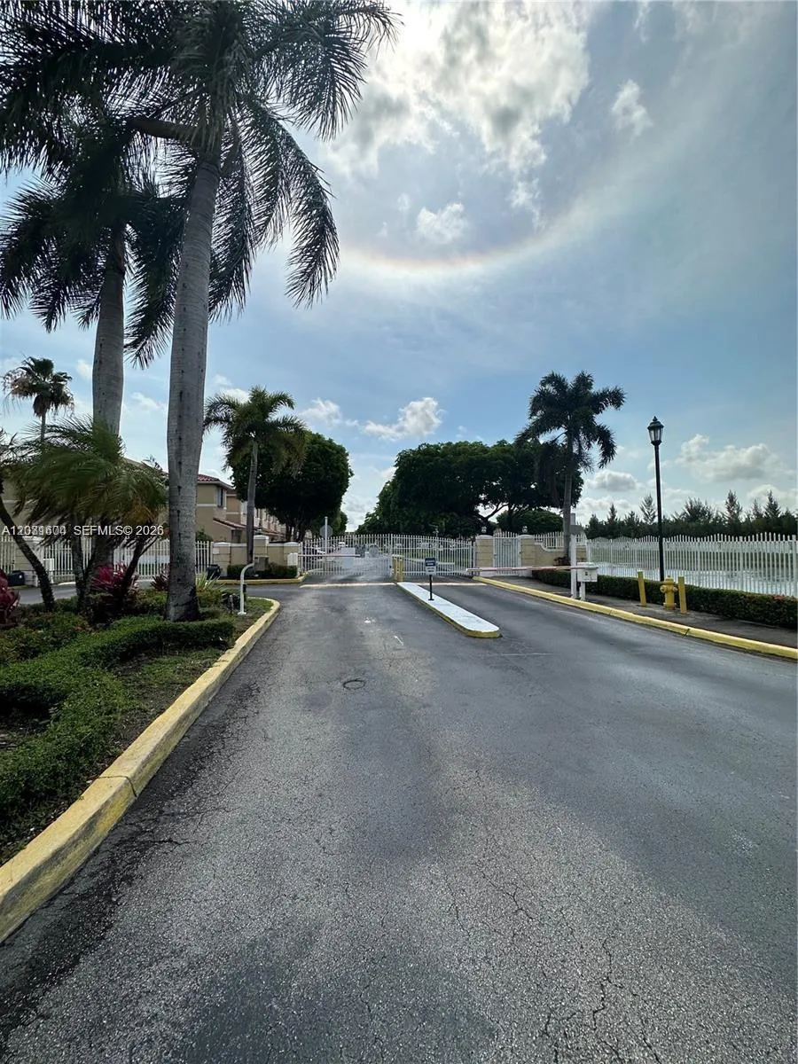 10945 NW 43rd Ln # 10945, Doral FL 33178