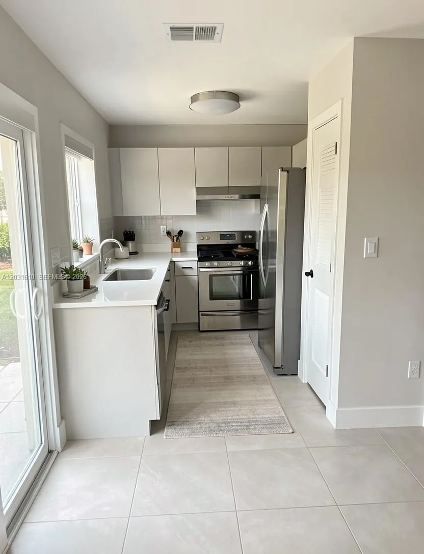 9136 NW 192nd Ter, Hialeah FL 33018
