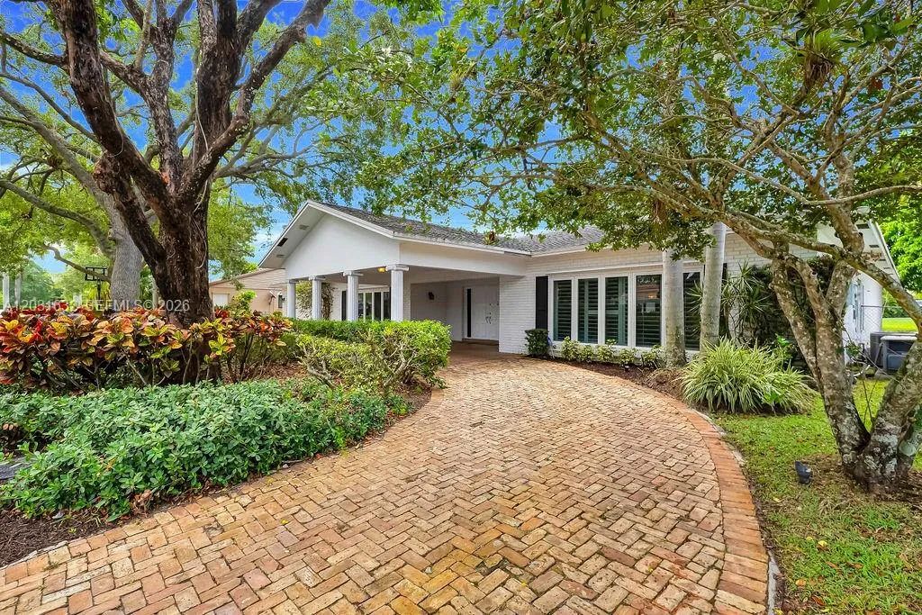 8820 N Lake Dasha Dr, Plantation FL 33324