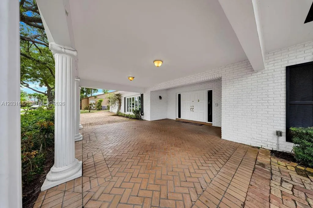 8820 N Lake Dasha Dr, Plantation FL 33324