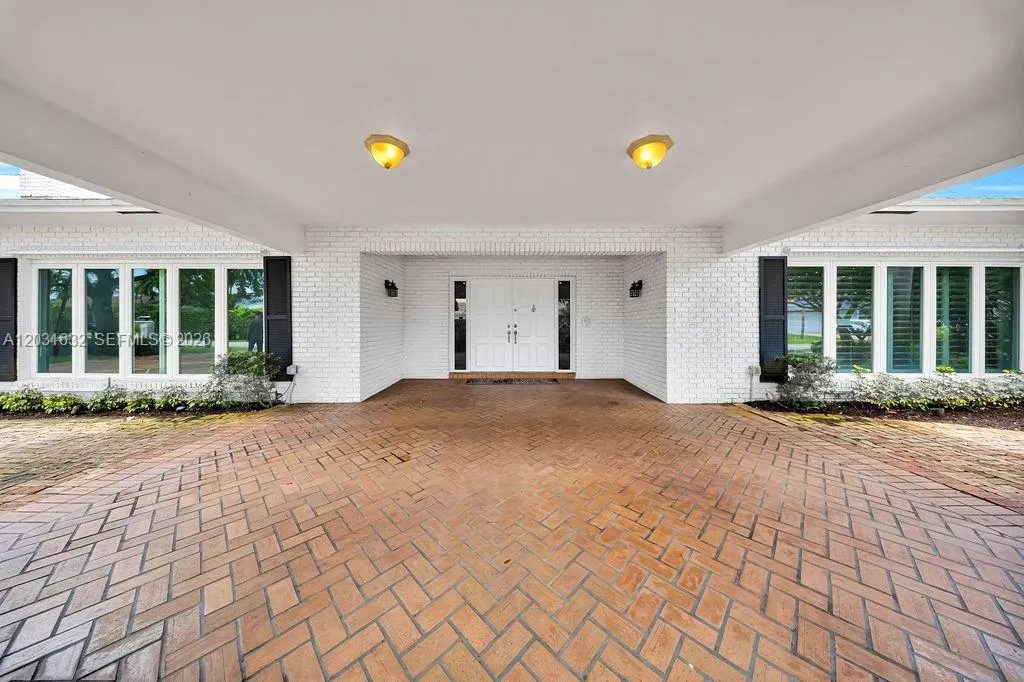 8820 N Lake Dasha Dr, Plantation FL 33324