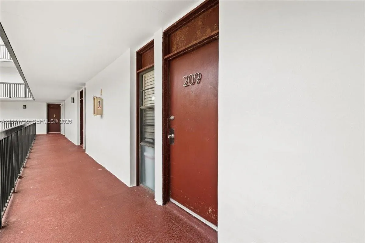 3101 N Country Club Dr # 209, Aventura FL 33180