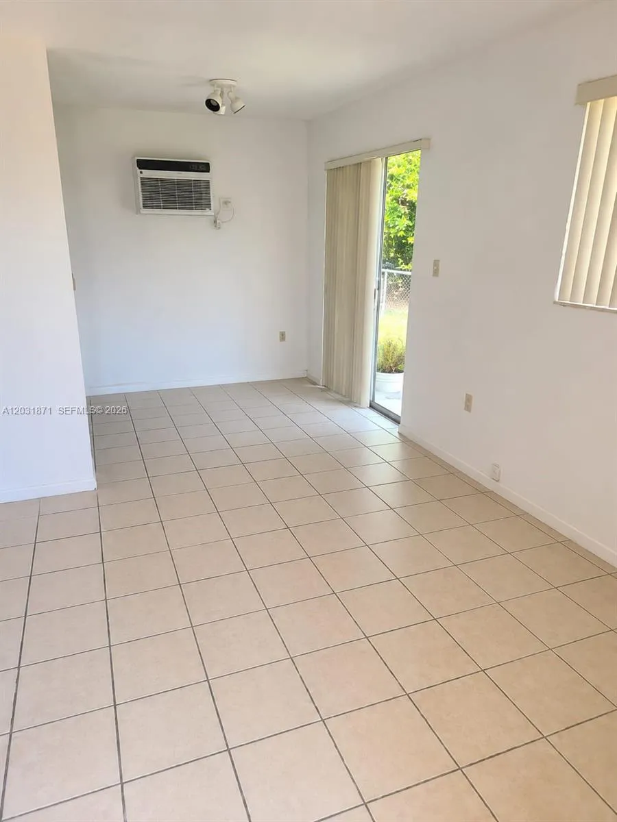 8935 SW 28th St # 8935, Miami FL 33165