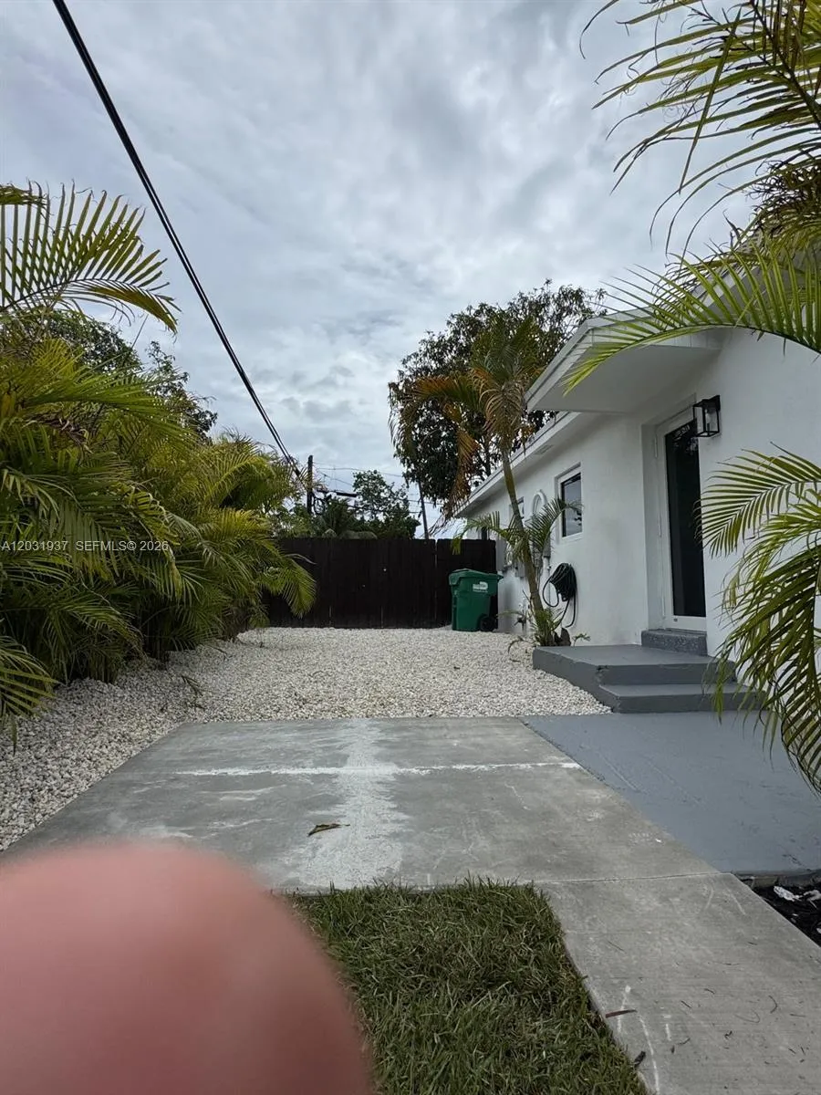 15615 NE 5th Ct # B, Miami FL 33162