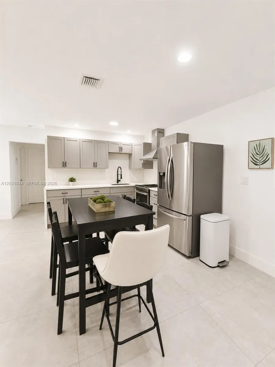 800 NE 2nd Ct, Hallandale Beach FL 33009