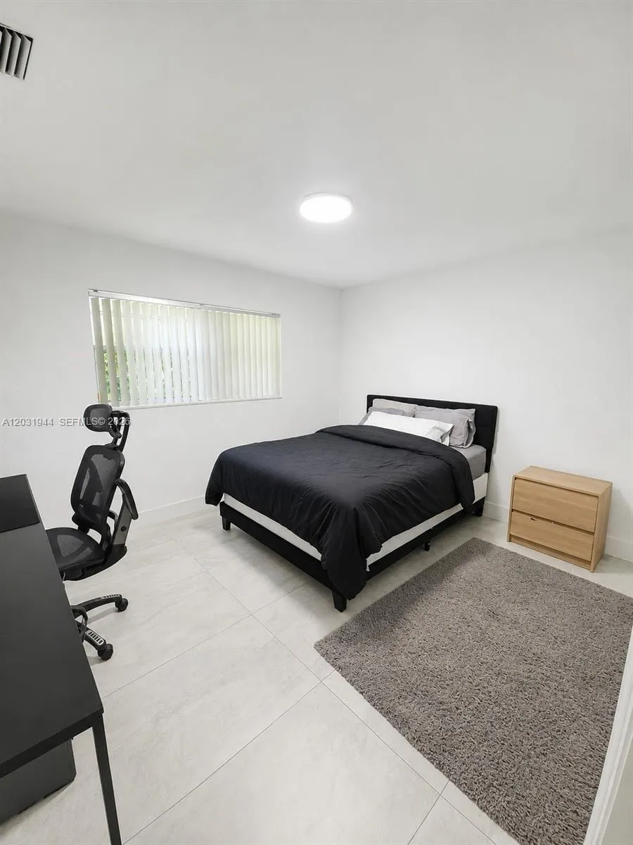 800 NE 2nd Ct, Hallandale Beach FL 33009