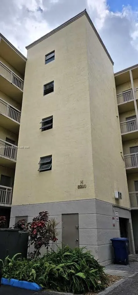 8290 Lake Dr # 332, Doral FL 33166