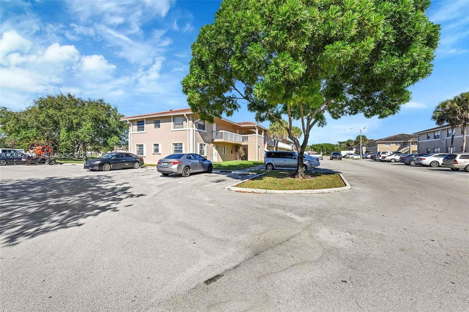 906 Twin Lakes Dr # J, Coral Springs FL 33071