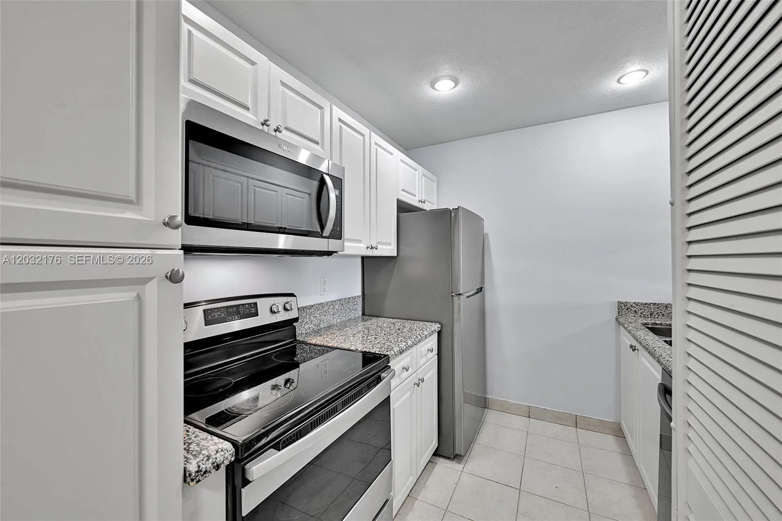 906 Twin Lakes Dr # J, Coral Springs FL 33071