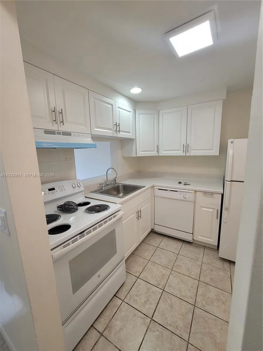 2800 NW 56th Ave # E401, Lauderhill FL 33313