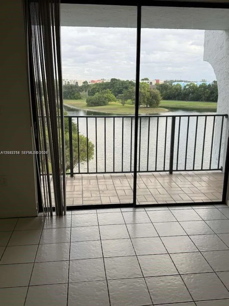 9688 Fontainebleau Blvd # 605, Miami FL 33172