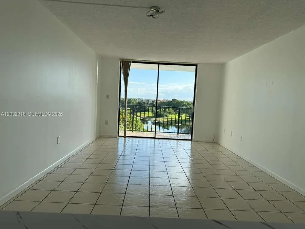 9688 Fontainebleau Blvd # 605, Miami FL 33172