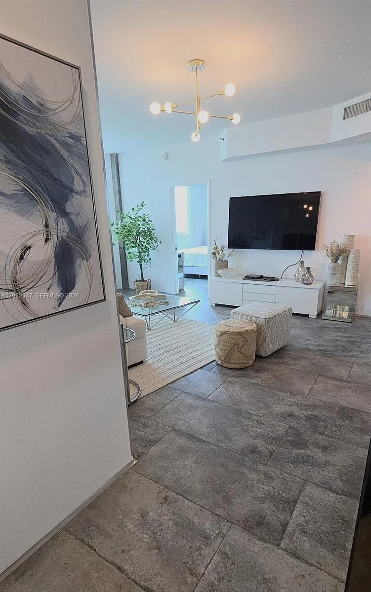300 S Pointe Dr # 908, Miami Beach FL 33139