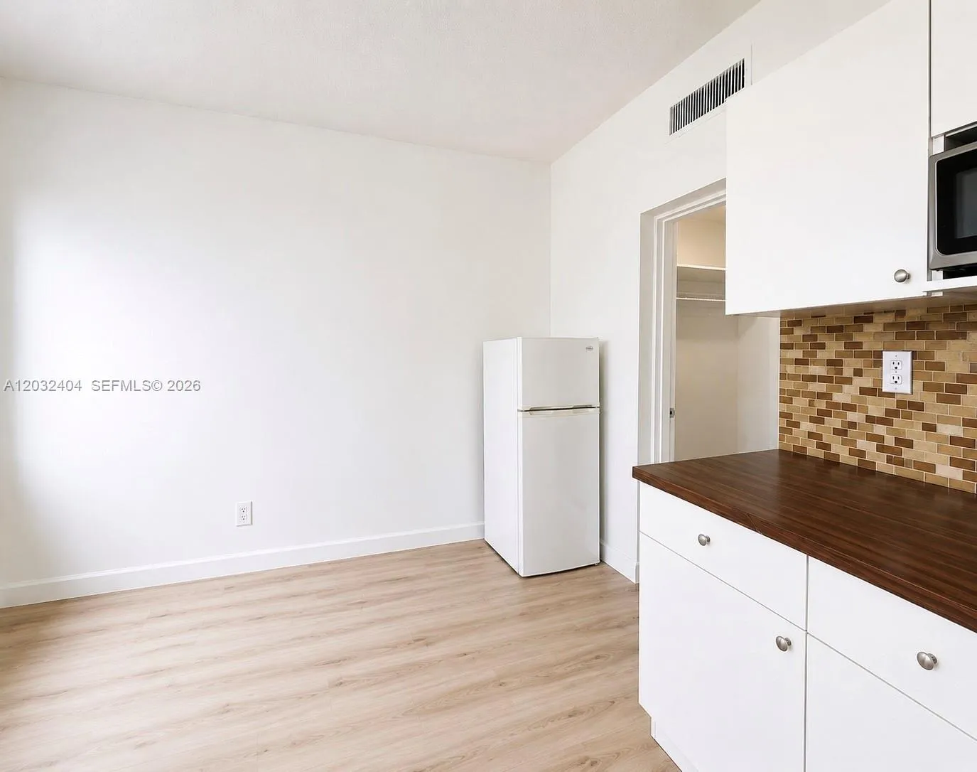 26 Diplomat Pkwy # 2325, Hallandale Beach FL 33009