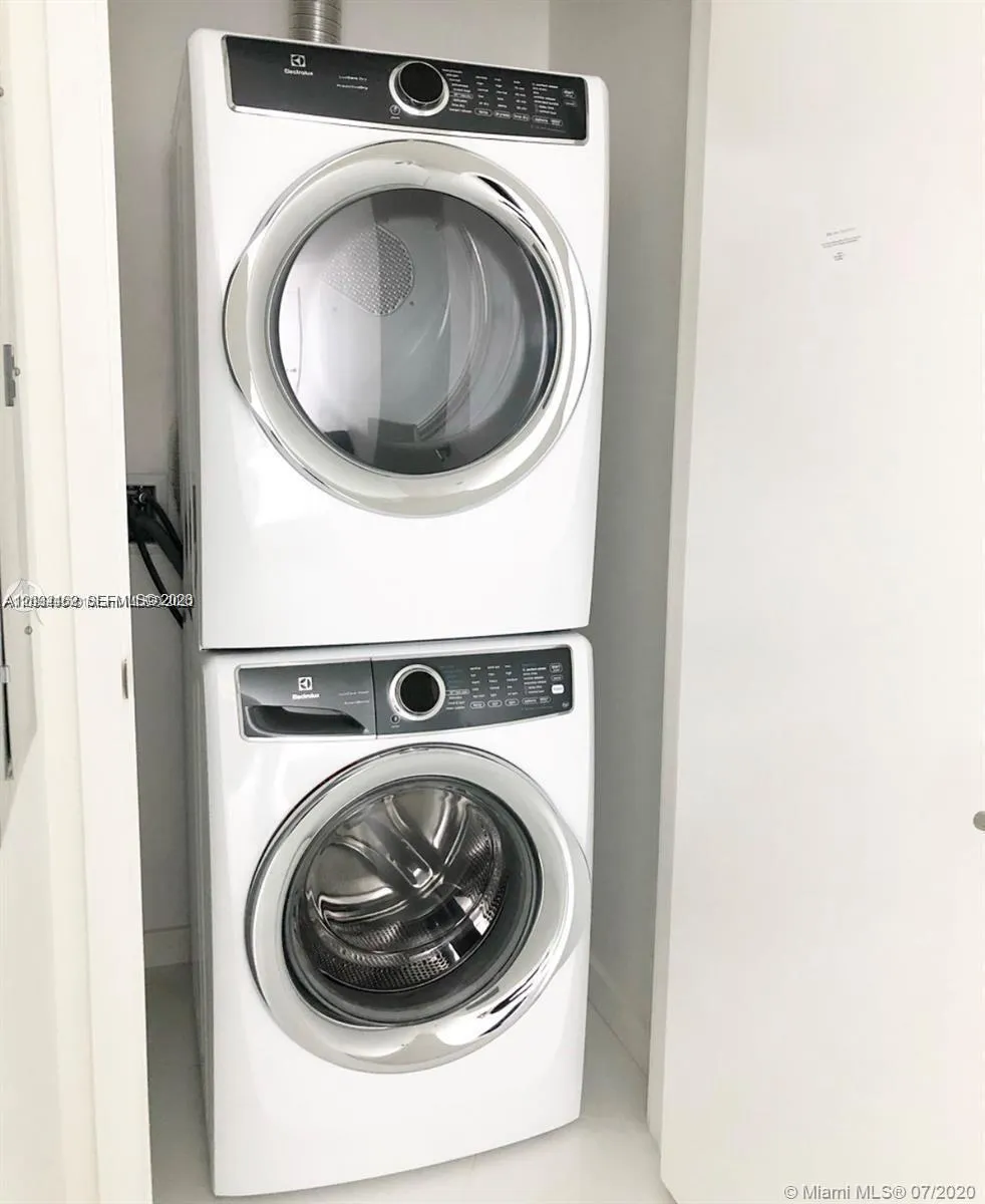 851 NE 1st AV # 1402, Miami FL 33128