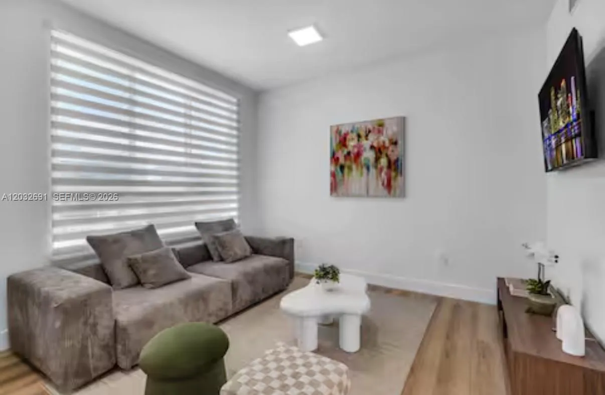1542 NW 2nd St # 206, Miami FL 33125