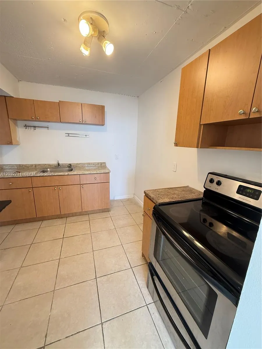 2025 NE 164th St # 812, North Miami Beach FL 33162