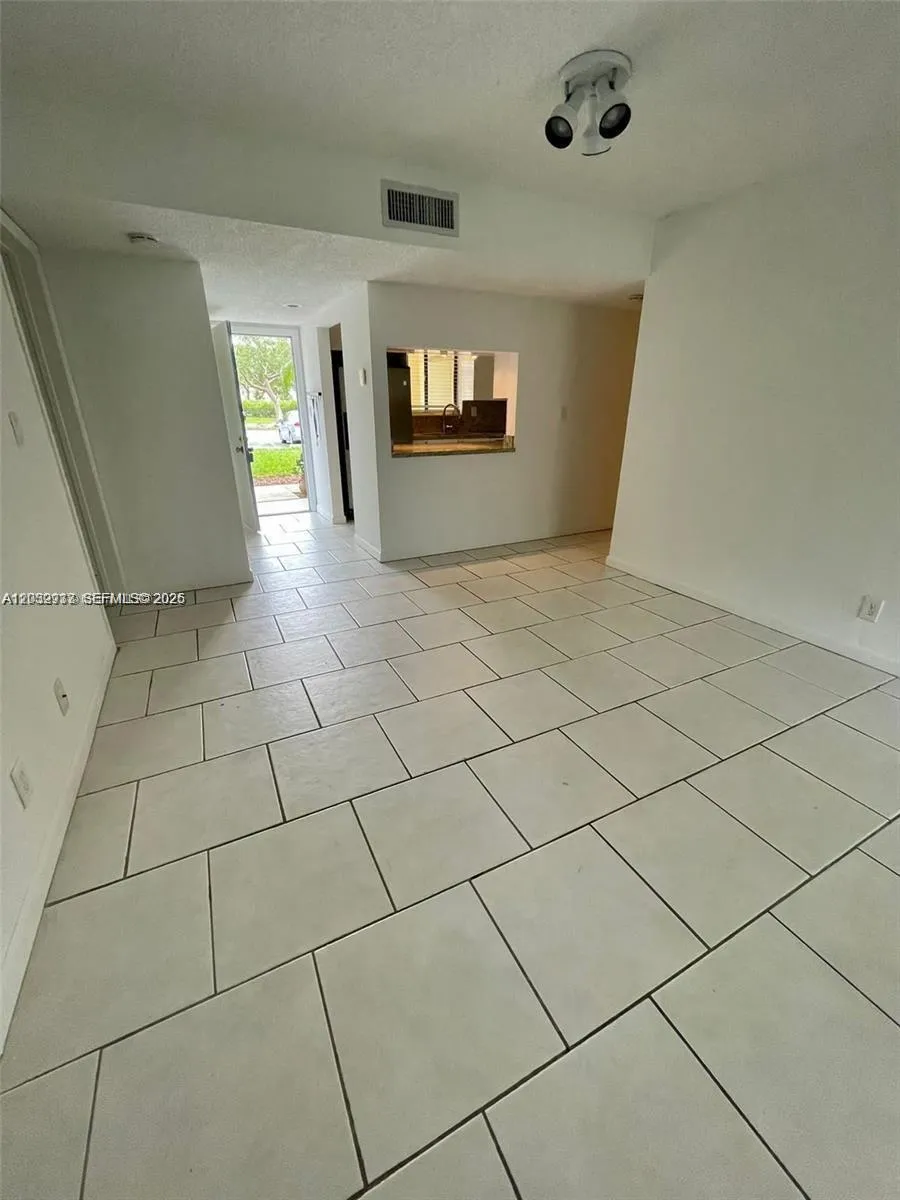 183 Lakeview Dr # 103, Weston FL 33326