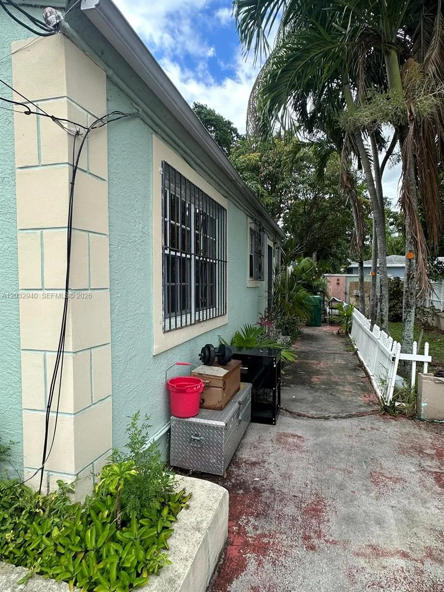 1376 NW 45th St, Miami FL 33142