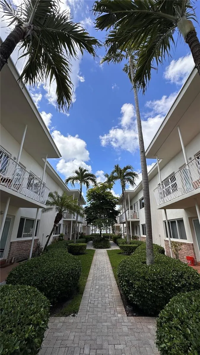 1100 Venetian Way # 2B, Miami FL 33139