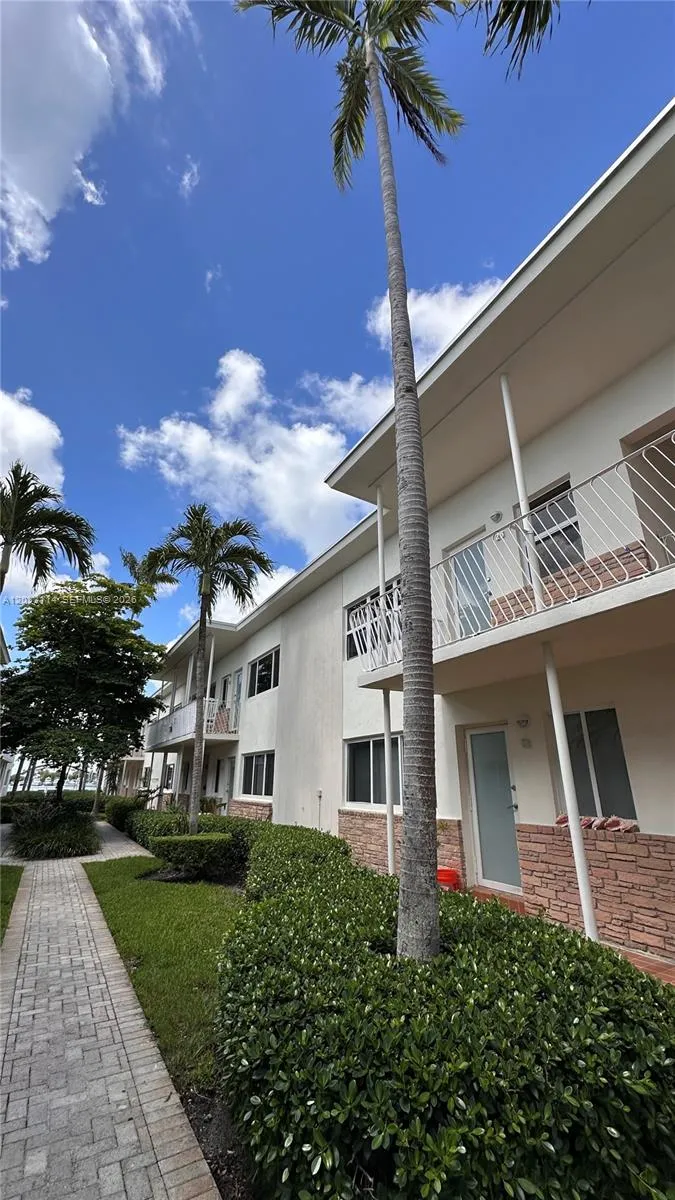 1100 Venetian Way # 2B, Miami FL 33139